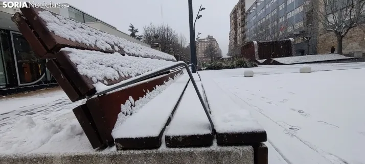 La galer&iacute;a m&aacute;s blanca: Soria amanece jugando con la nieve
