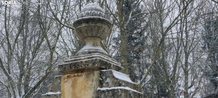 La galer&iacute;a m&aacute;s blanca: Soria amanece jugando con la nieve