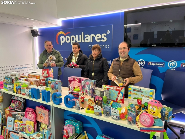 Cerca de 200 regalos en la recogida solidaria del Partido Popular y Nuevas Generaciones