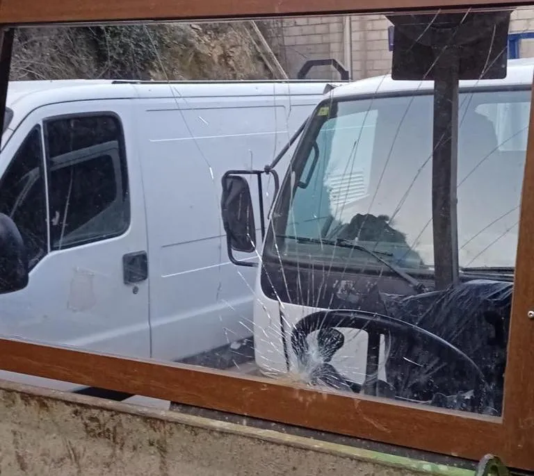Foto 2 - Apedrean varios veh&iacute;culos municipales en &Aacute;greda