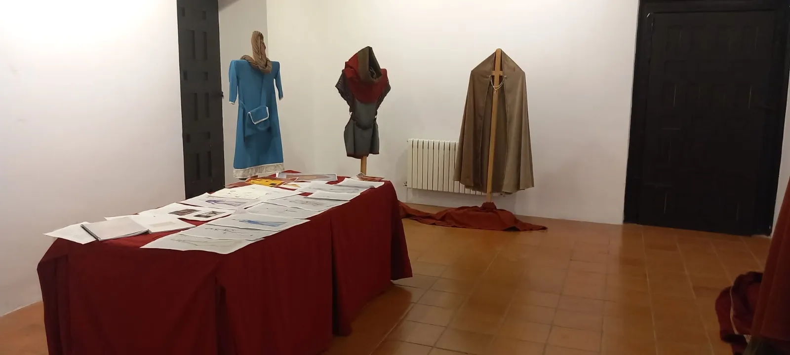 Foto 7 - &Aacute;greda cose sus propios trajes medievales para los Desposorios 