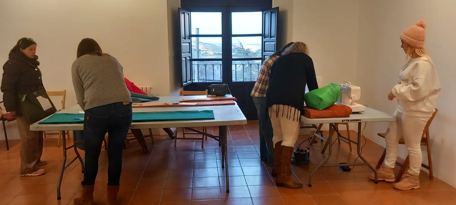 Foto 2 - &Aacute;greda cose sus propios trajes medievales para los Desposorios 