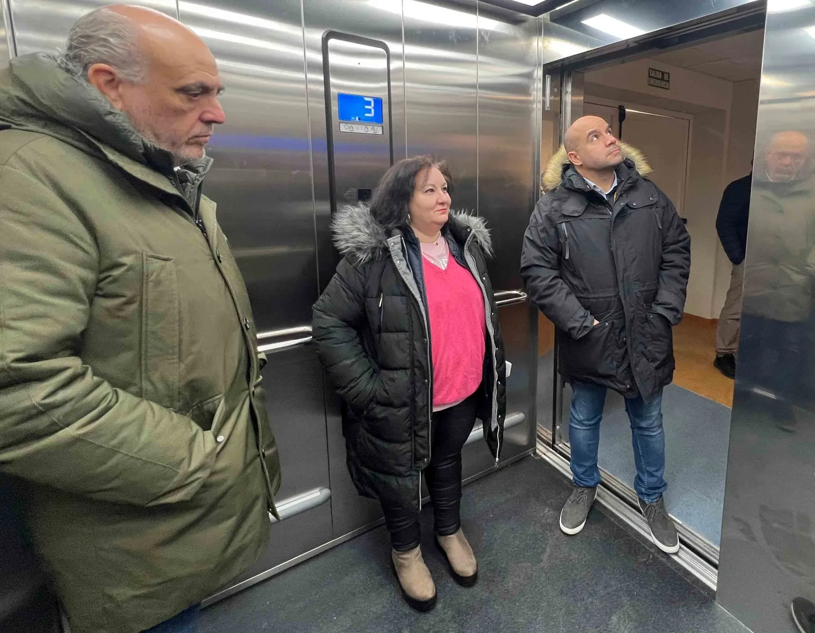 El arquitecto de la Diputación, Luis de Benito (izda.) con Eva Muñoz y Matías Ágreda, en el interior del nuevo ascensor. /Dip.
