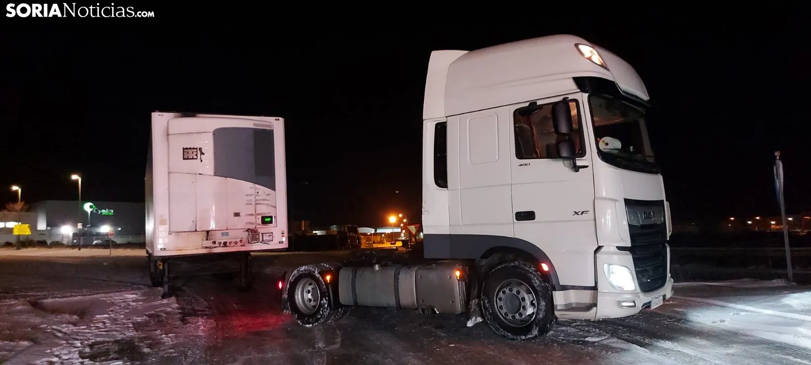 Labores de rescate de un articulado en Ólvega anoche. /SN