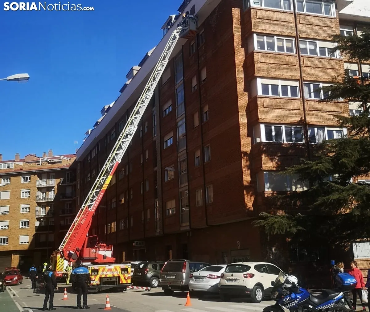 Intervención de los bomberos de Soria en José Tudela. /SN