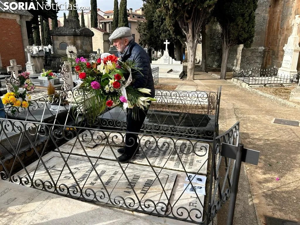 Foto 2 - Fotos: La tumba de Leonor se llena un a&ntilde;o m&aacute;s de flores y poes&iacute;as para recordar a Machado