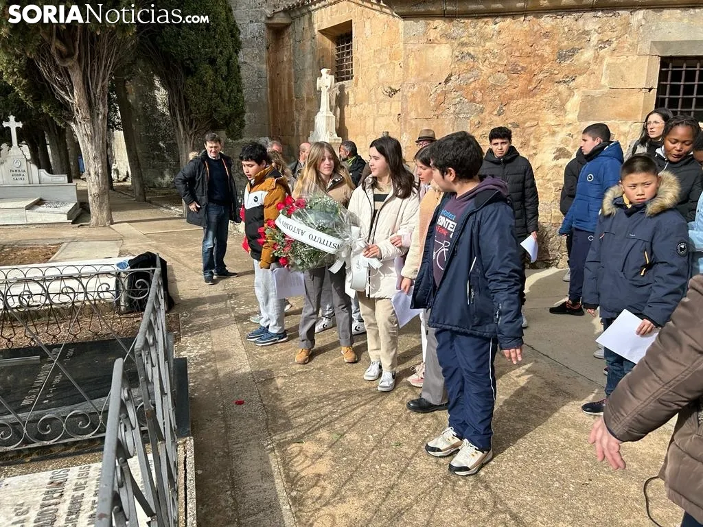 Foto 8 - Fotos: La tumba de Leonor se llena un a&ntilde;o m&aacute;s de flores y poes&iacute;as para recordar a Machado