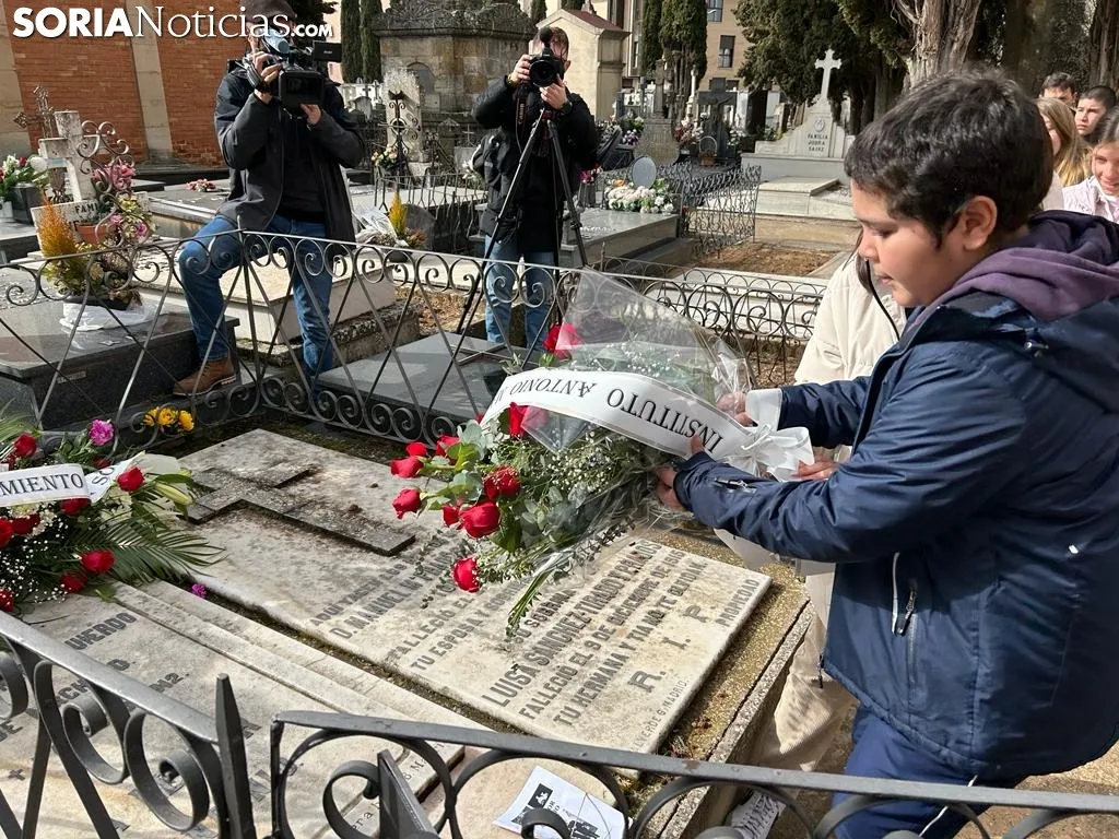 Foto 9 - Fotos: La tumba de Leonor se llena un a&ntilde;o m&aacute;s de flores y poes&iacute;as para recordar a Machado