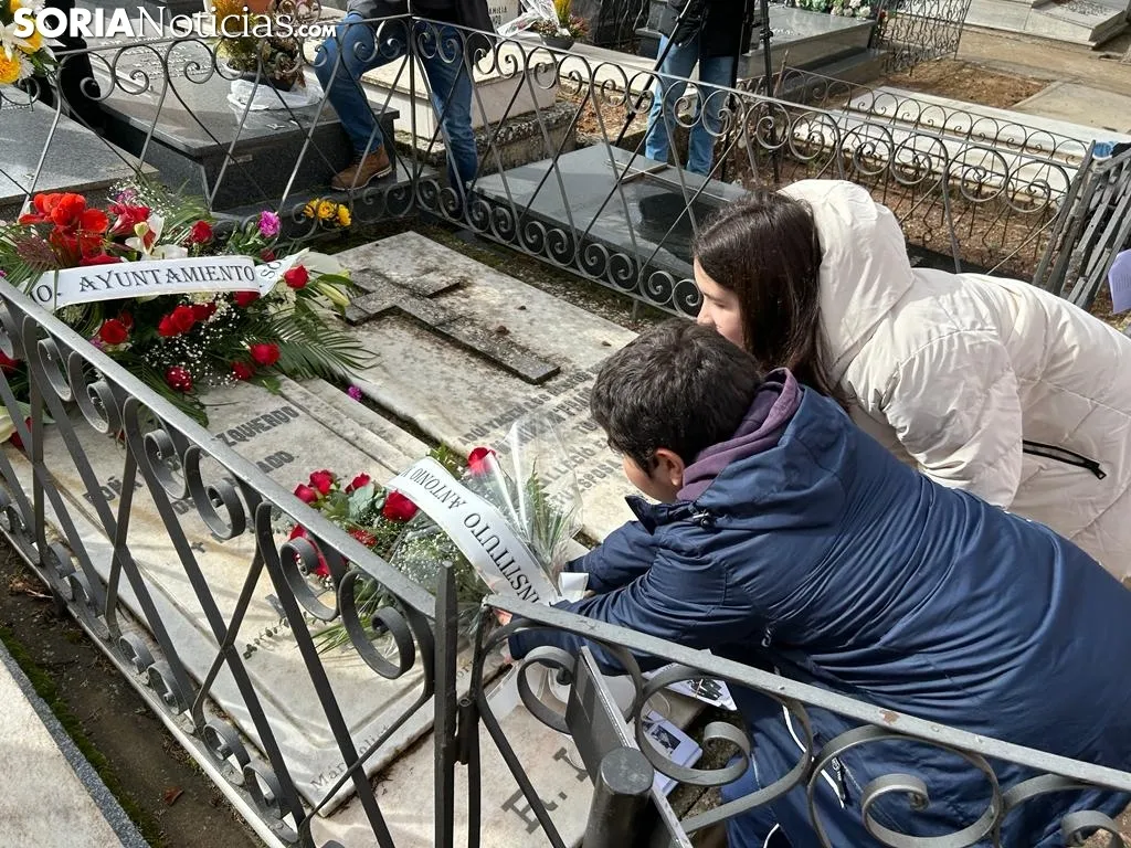 Foto 10 - Fotos: La tumba de Leonor se llena un a&ntilde;o m&aacute;s de flores y poes&iacute;as para recordar a Machado