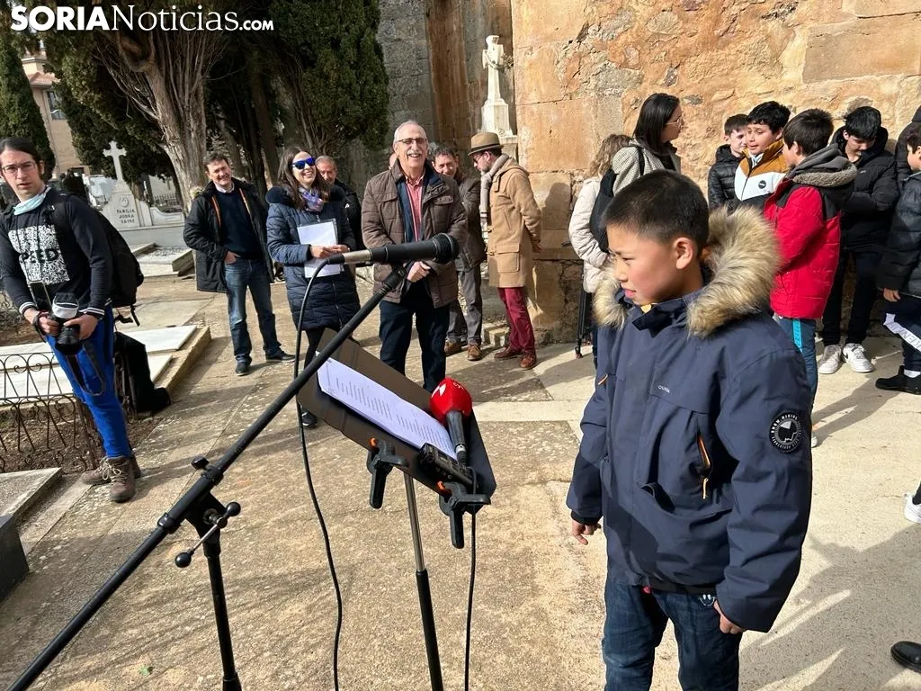 Foto 11 - Fotos: La tumba de Leonor se llena un a&ntilde;o m&aacute;s de flores y poes&iacute;as para recordar a Machado