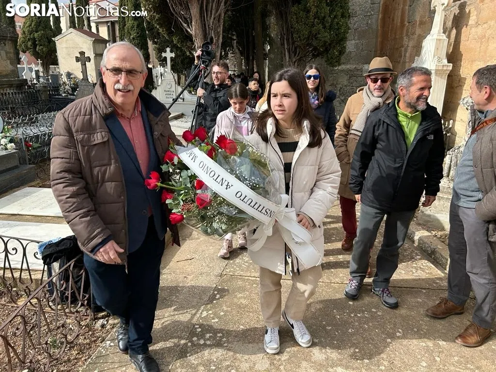 Foto 7 - Fotos: La tumba de Leonor se llena un a&ntilde;o m&aacute;s de flores y poes&iacute;as para recordar a Machado