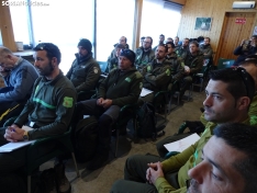 Foto 5 - Agentes y celadores medioambientales reciben conocimientos en rescates de montaña