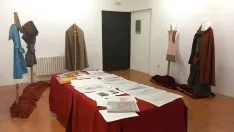 Foto 3 - &Aacute;greda cose sus propios trajes medievales para los Desposorios 