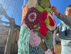 Foto 6 - San Esteban se llena de color gracias al trabajo de m&aacute;s de 70 vecinas
