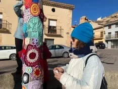 Foto 4 - San Esteban se llena de color gracias al trabajo de m&aacute;s de 70 vecinas