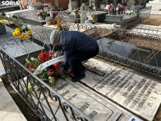 Foto 3 - Fotos: La tumba de Leonor se llena un año más de flores y poesías para recordar a Machado