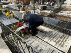 Foto 3 - Fotos: La tumba de Leonor se llena un a&ntilde;o m&aacute;s de flores y poes&iacute;as para recordar a Machado