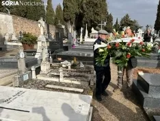 Foto 4 - Fotos: La tumba de Leonor se llena un a&ntilde;o m&aacute;s de flores y poes&iacute;as para recordar a Machado