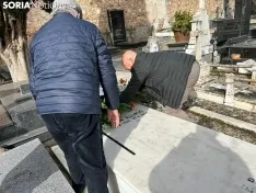 Foto 6 - Fotos: La tumba de Leonor se llena un a&ntilde;o m&aacute;s de flores y poes&iacute;as para recordar a Machado