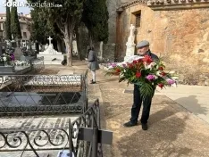 Foto 19 - Fotos: La tumba de Leonor se llena un a&ntilde;o m&aacute;s de flores y poes&iacute;as para recordar a Machado