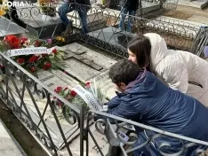 Foto 10 - Fotos: La tumba de Leonor se llena un a&ntilde;o m&aacute;s de flores y poes&iacute;as para recordar a Machado