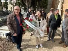 Foto 7 - Fotos: La tumba de Leonor se llena un a&ntilde;o m&aacute;s de flores y poes&iacute;as para recordar a Machado