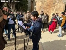 Foto 13 - Fotos: La tumba de Leonor se llena un a&ntilde;o m&aacute;s de flores y poes&iacute;as para recordar a Machado