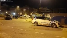 Vehículo siendo levantado por la grúa. /SN