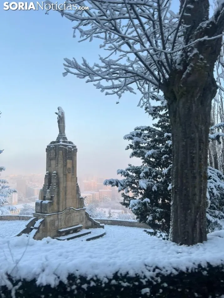 Una imagen de las faldas del parque del Castillo esta mañana de viernes. / Sergio Lafuente 