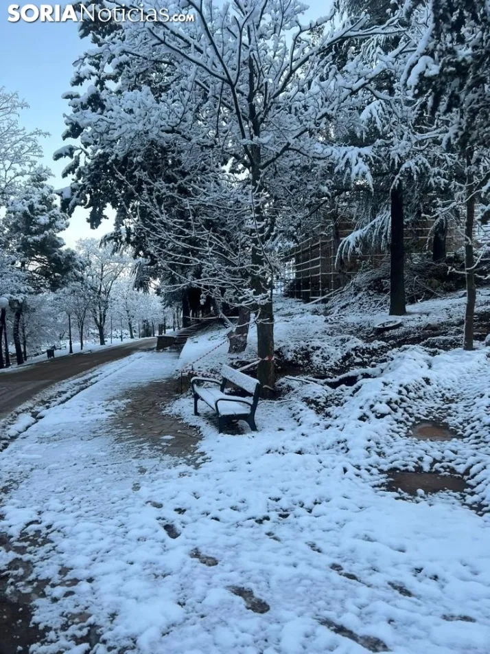 Una imagen de las faldas del parque del Castillo esta mañana de viernes. / Sergio Lafuente 