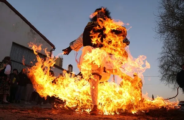 Una imagen de este peculiar salto del fuego. /José Vicente - Ical