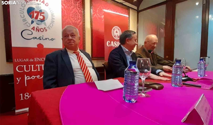 Santonja (izda.), junto al presidente del Casino, Adolfo Sainz, y el editor de la Agenda Taurina, Vidal Pérez. /SN