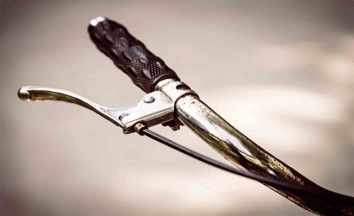 Sancionado por circular en bici por la acera, con una litrona, y que arrojó una tasa de alcoholemia de 0,87 en Valladolid