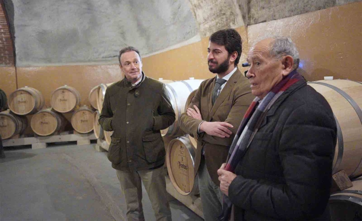 García-Gallardo pide que se defienda en Madrid y en Bruselas al sector del vino en el debate del etiquetado