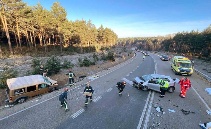 Un fallecido y un herido en la colisión frontal de un turismo y una furgoneta León