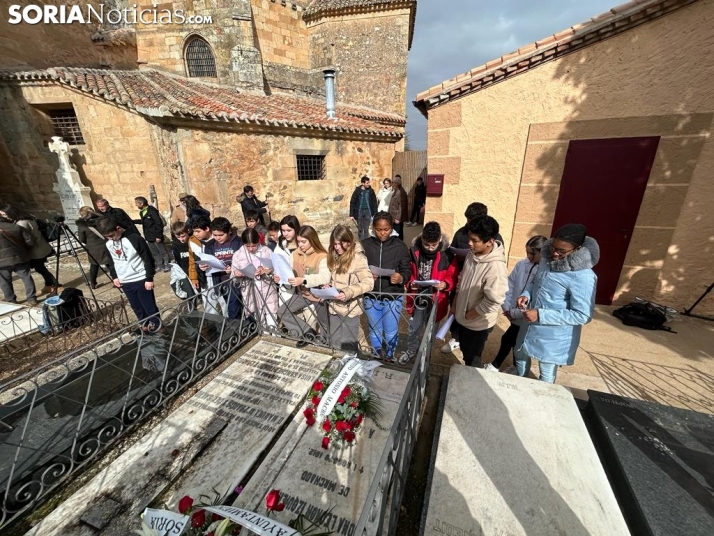 Fotos: La tumba de Leonor se llena un a&ntilde;o m&aacute;s de flores y poes&iacute;as para recordar a Machado