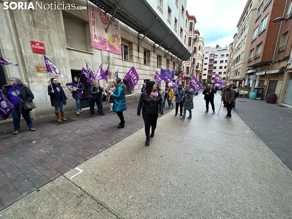 Foto 7 - UGT y CCOO recuerdan en el 8M de Soria &ldquo;los ataques de la Junta contra los derechos de las mujeres&rdquo;