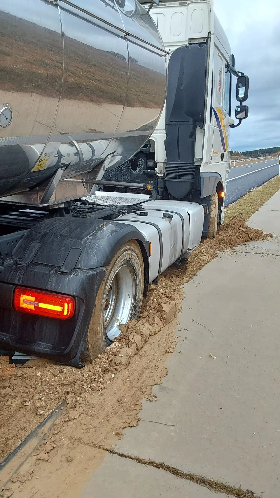 Foto 2 - Rescatado un cami&oacute;n en la A-11 direcci&oacute;n Valladolid