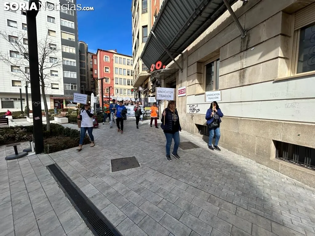 Foto 11 - Medio centenar de cuidadores del '&Aacute;ngel de la Guarda' se manifiestan en Soria: &ldquo;Los sindicatos nos han traicionado&rdquo;