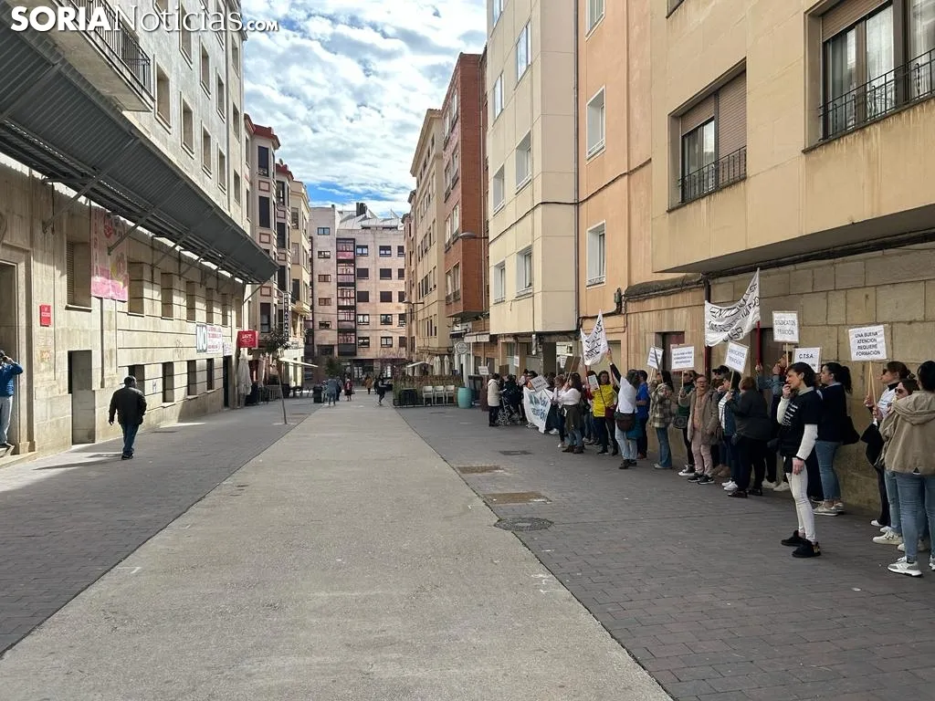 Foto 2 - Medio centenar de cuidadores del '&Aacute;ngel de la Guarda' se manifiestan en Soria: &ldquo;Los sindicatos nos han traicionado&rdquo;