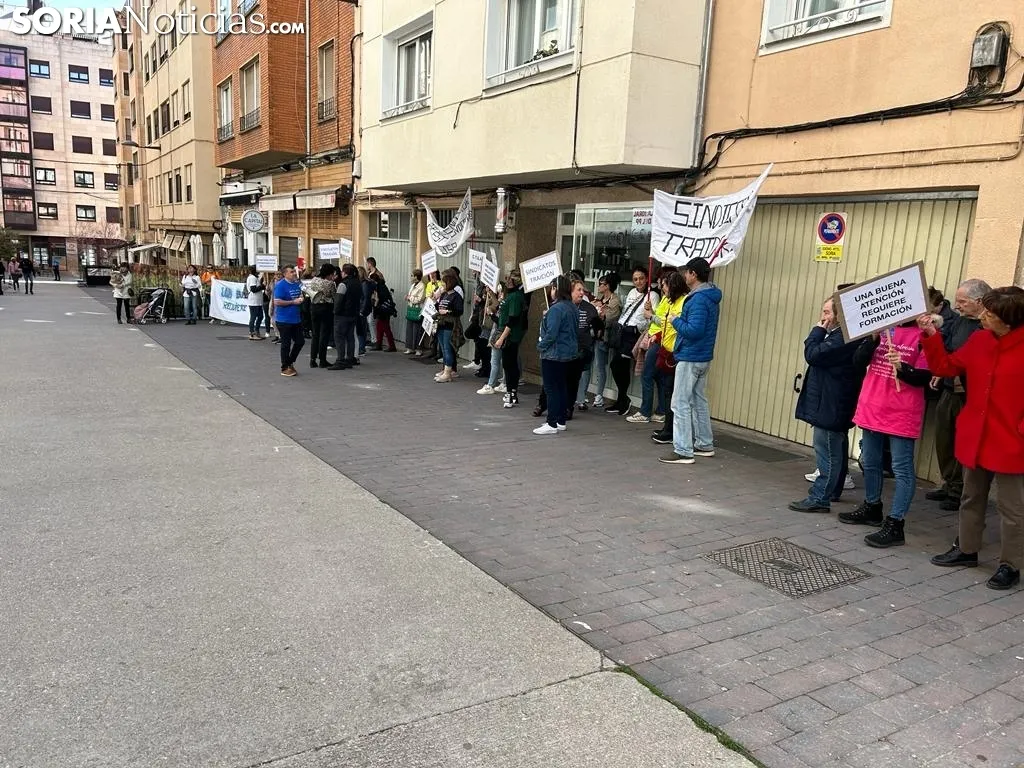 Foto 8 - Medio centenar de cuidadores del '&Aacute;ngel de la Guarda' se manifiestan en Soria: &ldquo;Los sindicatos nos han traicionado&rdquo;