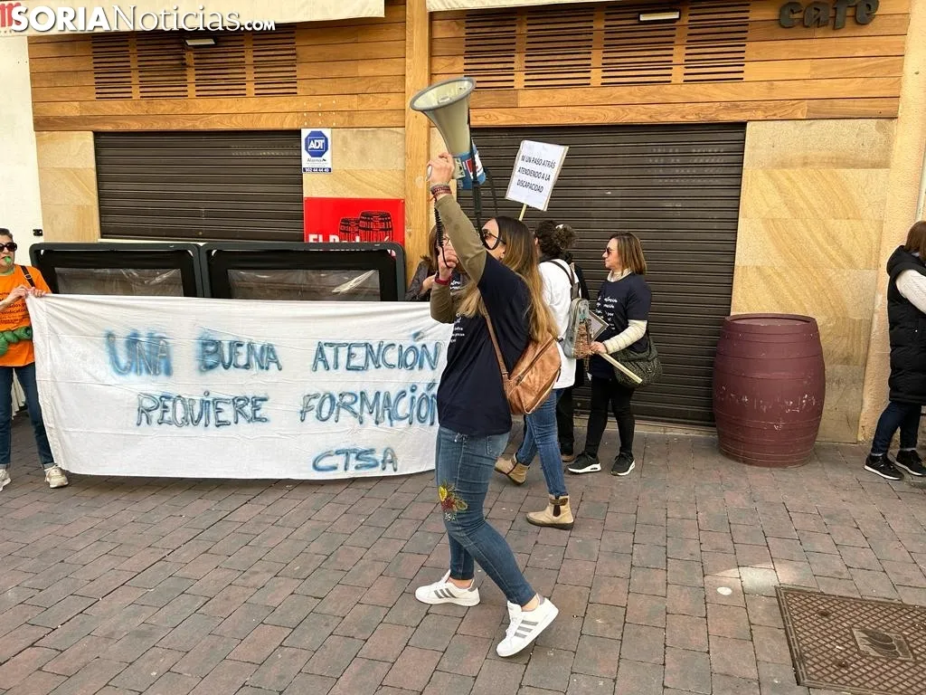 Foto 10 - Medio centenar de cuidadores del '&Aacute;ngel de la Guarda' se manifiestan en Soria: &ldquo;Los sindicatos nos han traicionado&rdquo;