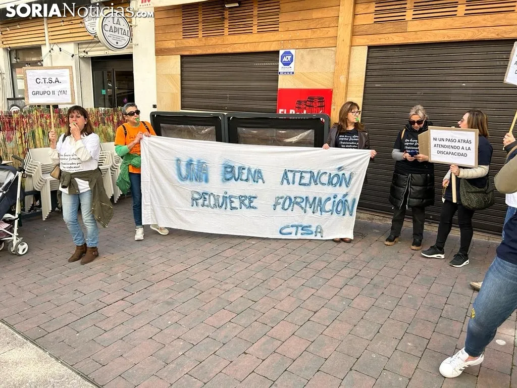 Foto 9 - Medio centenar de cuidadores del '&Aacute;ngel de la Guarda' se manifiestan en Soria: &ldquo;Los sindicatos nos han traicionado&rdquo;