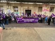 Foto 3 - UGT y CCOO recuerdan en el 8M de Soria &ldquo;los ataques de la Junta contra los derechos de las mujeres&rdquo;