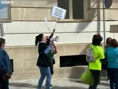 Foto 16 - Medio centenar de cuidadores del '&Aacute;ngel de la Guarda' se manifiestan en Soria: &ldquo;Los sindicatos nos han traicionado&rdquo;