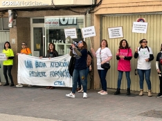Foto 5 - Medio centenar de cuidadores del 'Ángel de la Guarda' se manifiestan en Soria: “Los sindicatos nos han traicionado”