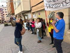 Foto 6 - Medio centenar de cuidadores del 'Ángel de la Guarda' se manifiestan en Soria: “Los sindicatos nos han traicionado”