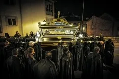 La Cofradía del Santo Entierro en la procesión del Viernes Santo