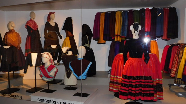 Un recorrido por las ropas populares de Soria nos hace Vestir de propio en la nueva exposición de Morón de Almazán
