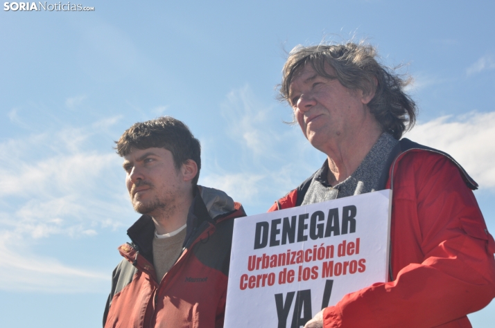 Fotos: Concentración en el Cerro de los Moros para instar al Ayuntamiento a denegar definitivamente el proyecto urbanístico